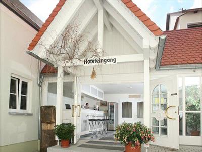 фото отеля Landhotel Weisser Hahn Wemding
