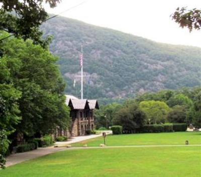 фото отеля Bear Mountain Inn's Overlook Lodge