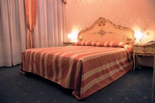 фото отеля Locanda Al Leon 2