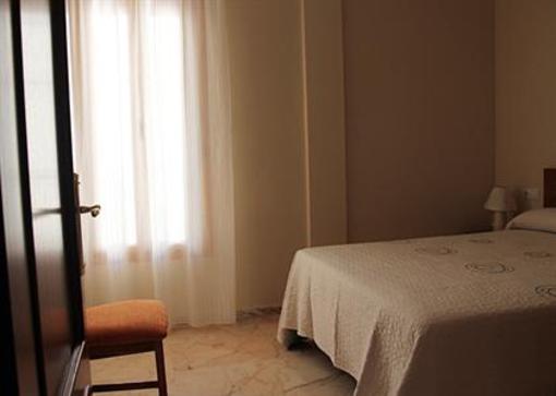 фото отеля Apartamentos Turisticos Puerta Nueva