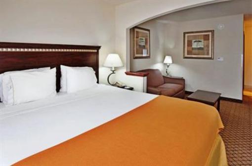 фото отеля Holiday Inn Express Hotel & Suites McPherson