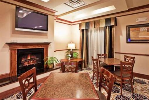 фото отеля Holiday Inn Express Hotel & Suites McPherson
