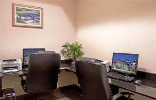 фото отеля Holiday Inn Express Hotel & Suites McPherson
