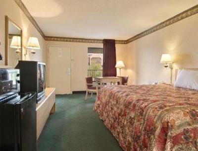 фото отеля Days Inn IH 40 & Sycamore View