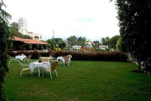 фото отеля Chairmans Club & Resort Bangalore