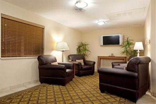 фото отеля Candlewood Suites I-26 @ Northwoods Mall