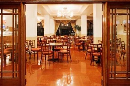 фото отеля Holiday Inn Express Hotel & Suites - Tampa Stadium Airport
