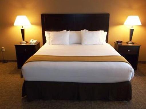 фото отеля Holiday Inn Express & Suites Fairmont