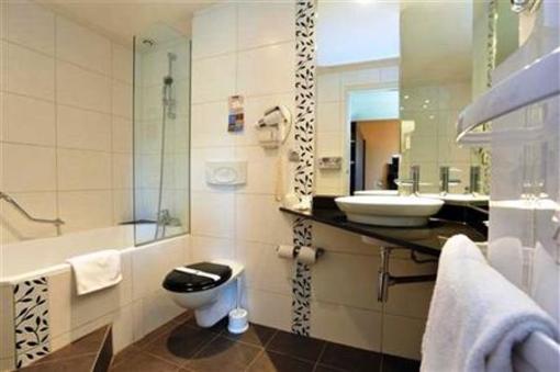 фото отеля Hotel Kyriad Lyon Sud Saint-Genis-Laval