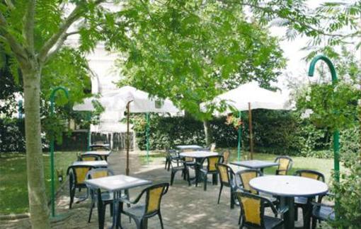 фото отеля Hotel Des Remparts Rochefort (France)