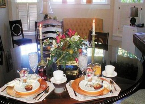 фото отеля Granbury Gardens Bed and Breakfast