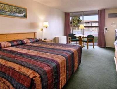 фото отеля Super 8 Meadow Wood Courtyard