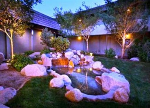 фото отеля Super 8 Meadow Wood Courtyard