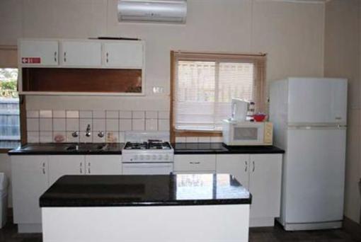 фото отеля Kickback Cottages Lakes Entrance