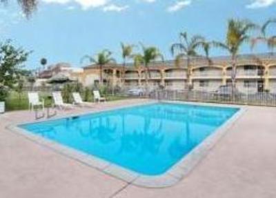 фото отеля Econo Lodge Inn & Suites Garden Grove