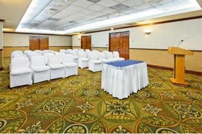 фото отеля Holiday Inn Express Galerias San Jeronimo