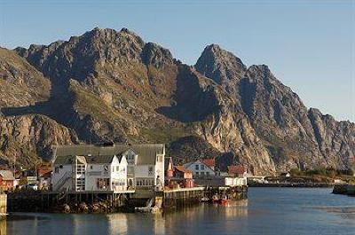 фото отеля Henningsvaer Bryggehotell