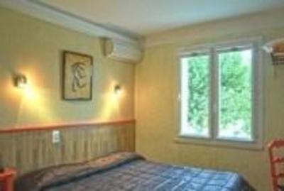 фото отеля Hotel Ecusson Saint-Hilaire-de-Brethmas
