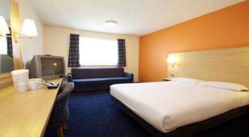 фото отеля Travelodge Warrington Lymm Services