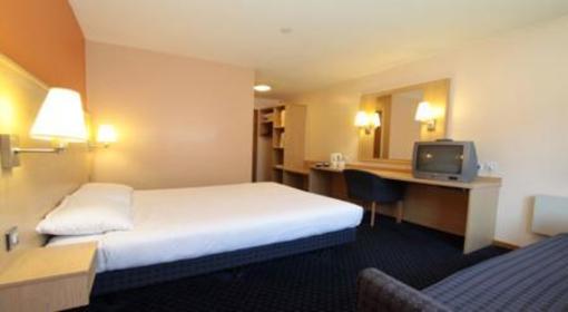 фото отеля Travelodge Warrington Lymm Services