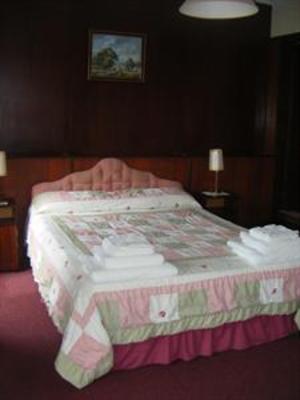 фото отеля Mountshannon Hotel