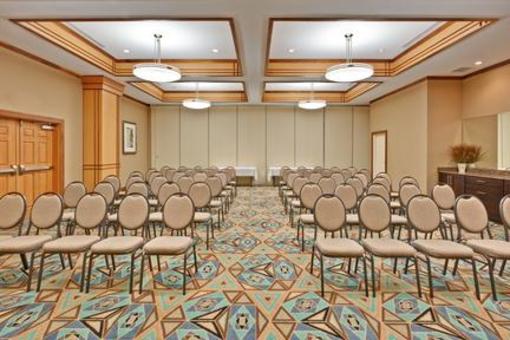 фото отеля Holiday Inn Hotel & Suites Barboursville
