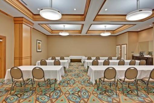 фото отеля Holiday Inn Hotel & Suites Barboursville