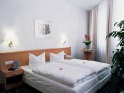 фото отеля Hotel Kubrat in Helle Mitte Berlin