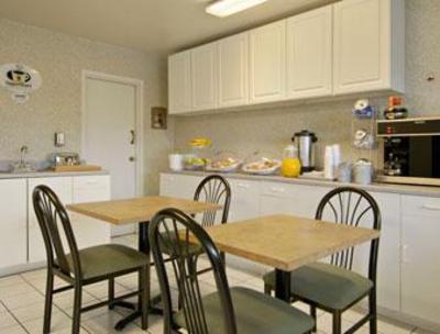 фото отеля Super 8 Youngstown Airport