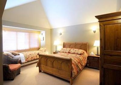 фото отеля Vagabond Lodge At Kicking Horse Mountain Resort Golden (British Columbia)