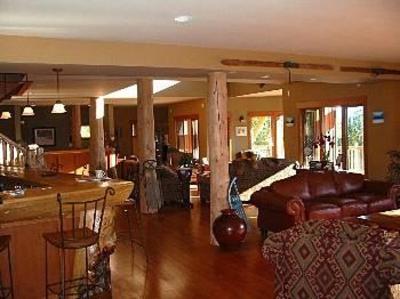 фото отеля Vagabond Lodge At Kicking Horse Mountain Resort Golden (British Columbia)