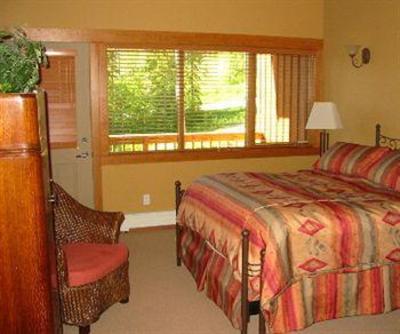 фото отеля Vagabond Lodge At Kicking Horse Mountain Resort Golden (British Columbia)