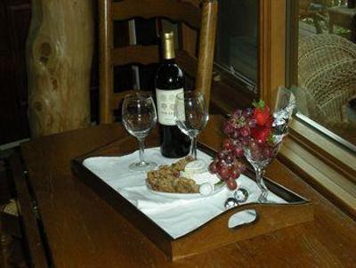 фото отеля Vagabond Lodge At Kicking Horse Mountain Resort Golden (British Columbia)