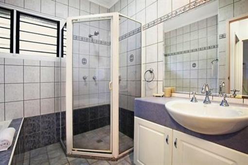 фото отеля Hazell House