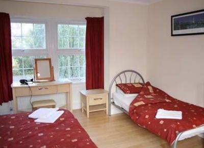 фото отеля Oakhurst Gatwick B&B