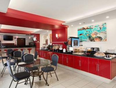 фото отеля Days Inn & Suites Milwaukee