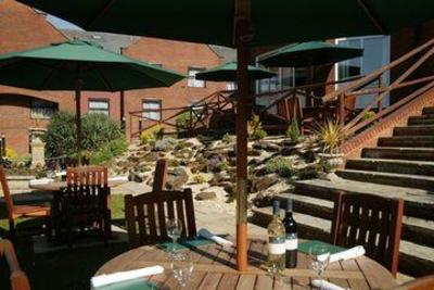 фото отеля Ramada Farnham