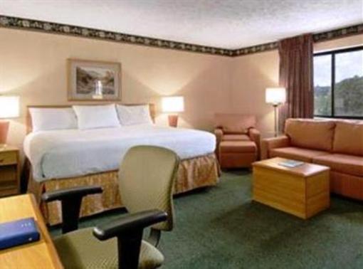 фото отеля Baymont Inn & Suites Traverse City