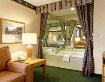 фото отеля Baymont Inn & Suites Traverse City