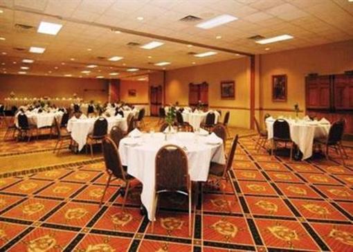 фото отеля Clarion Inn Amana Colonies and Wasserbahn Waterpark Resort