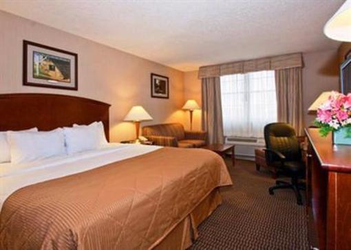 фото отеля Clarion Inn Amana Colonies and Wasserbahn Waterpark Resort