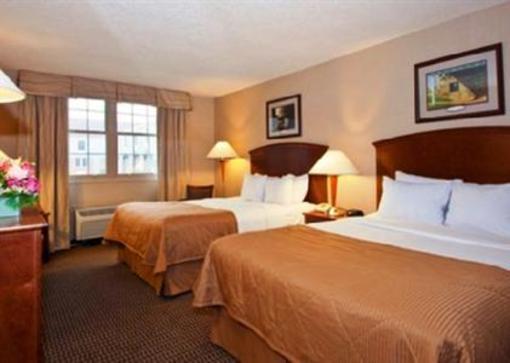 фото отеля Clarion Inn Amana Colonies and Wasserbahn Waterpark Resort