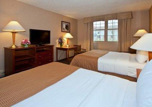 фото отеля Clarion Inn Amana Colonies and Wasserbahn Waterpark Resort