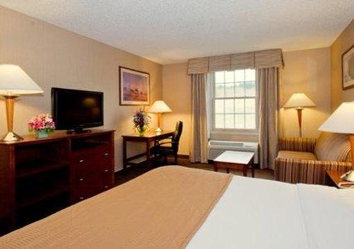 фото отеля Clarion Inn Amana Colonies and Wasserbahn Waterpark Resort
