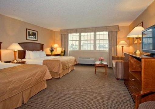 фото отеля Clarion Inn Amana Colonies and Wasserbahn Waterpark Resort