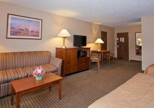 фото отеля Clarion Inn Amana Colonies and Wasserbahn Waterpark Resort