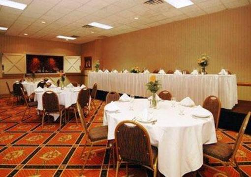фото отеля Clarion Inn Amana Colonies and Wasserbahn Waterpark Resort
