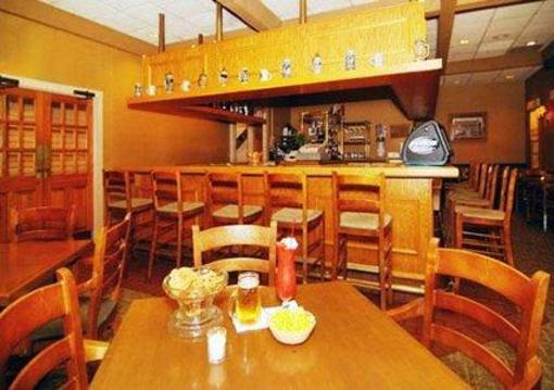 фото отеля Clarion Inn Amana Colonies and Wasserbahn Waterpark Resort