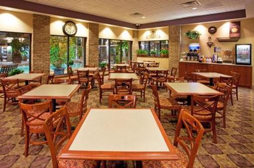 фото отеля Holiday Inn Express Hotel & Suites Lansing-Okemos MSU Area