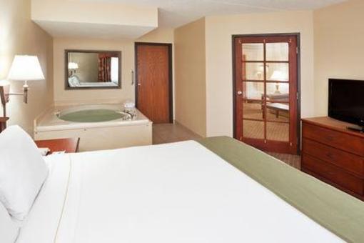 фото отеля Holiday Inn Express Hotel & Suites Lansing-Okemos MSU Area